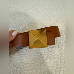 One Stud Reversible leather belt black and brown with gold hardware. Size medium